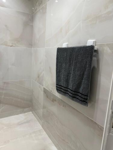 a bathroom with a towel hanging on a wall at Apartamento con wifi in Nador