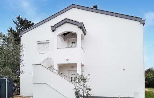 3 Bedroom Gorgeous Apartment In Zadar