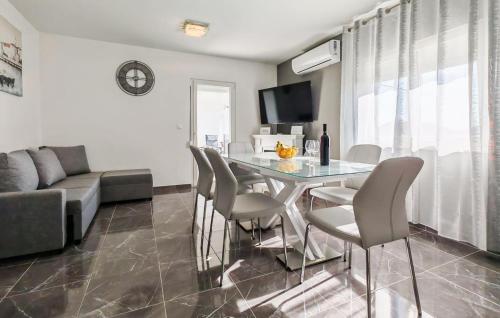 3 Bedroom Gorgeous Apartment In Zadar