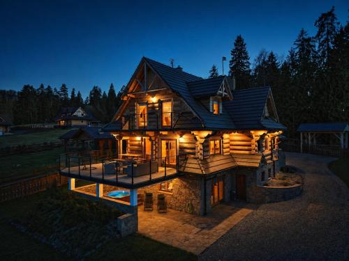 LK Folk Chalet dom z jacuzzi, sauną i dużym ogrodem w Pieninach