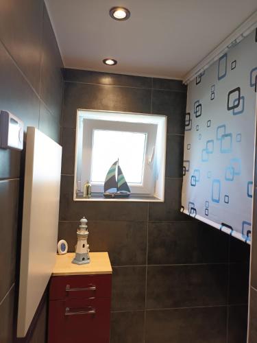 a bathroom with a window and a sink and a mirror at Casa Lieselotte in Velden am Wörthersee