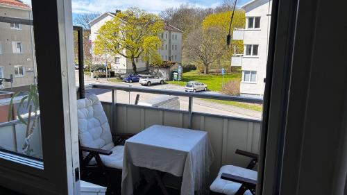 a balcony with a table and a view of a street at Centrumnära in Gothenburg