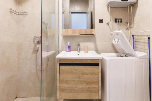 a bathroom with a sink and a shower at Casa Al Mare Premium Residences in Rafailovici