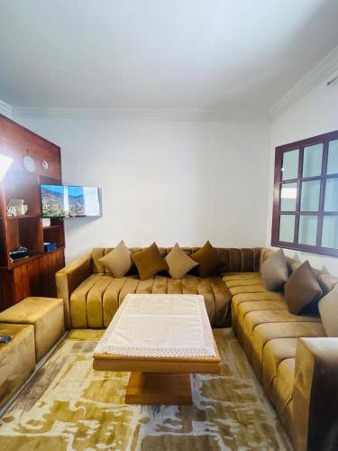 a living room with a couch and a coffee table at Cocon alpin -studio bien équipé in Ifrane