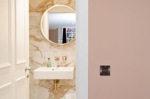 Dragon Suites Luxury Apartments at Rutland Square photo 63