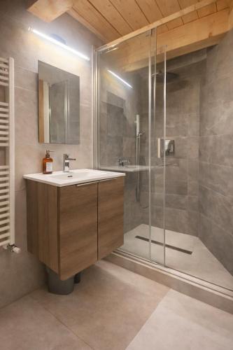 ein Badezimmer mit Waschbecken und Dusche in der Unterkunft Boutique Alpine Studio by SupaStays in Courmayeur