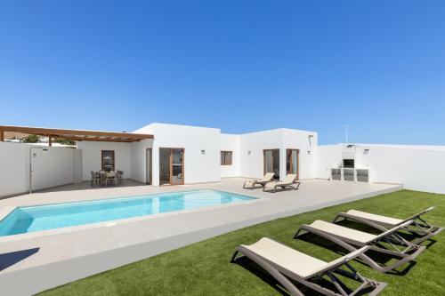 Villa Los Altos Navya 13B by Escape Home