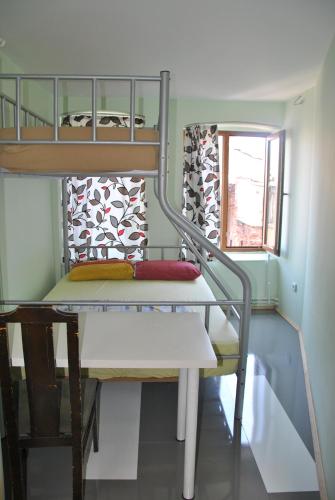 Katil dua tingkat atau katil-katil dua tingkat dalam bilik di Chillout Lya Hostel & Lounge