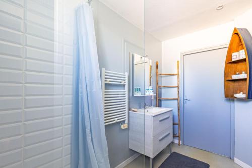 a bathroom with a sink and a mirror at Appartement À Saint-Pierre-d'Oléron in Saint-Pierre-dʼOléron