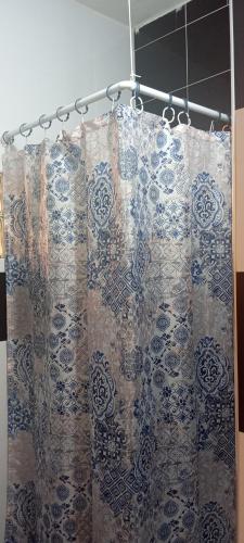 a shower curtain with a blue and white pattern at Casa Silvina Tarrafal in Tarrafal