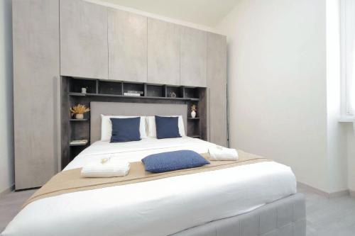 Francescos Flat by DomusDimore