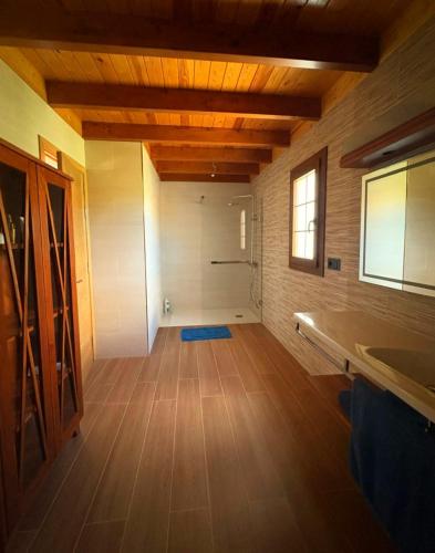 a large bathroom with a tub and a sink at Villa en el Time con piscina in Puerto del Rosario