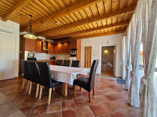 a dining room with a table and chairs at Csenár Apartman Hegykő in Hegykő