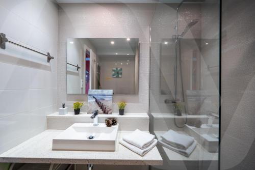 Studio Vue Mer & Piscine, ROS18 by Welhomy
