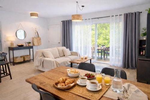 a living room with a table with food on it at Hauzify I Casa Olivella B in Olivella