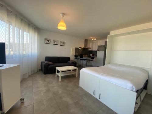 Studio rénové front de mer avec terrasse et aperçu mer