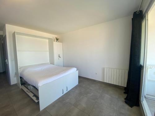 Studio rénové front de mer avec terrasse et aperçu mer