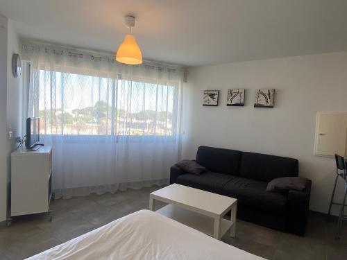 Studio rénové front de mer avec terrasse et aperçu mer