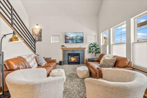 a living room with leather furniture and a fireplace at Comfy & close to Lake Pend Oreille & Schweitzer in Dover