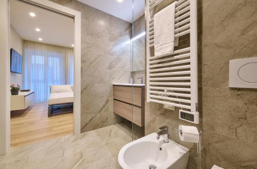 a bathroom with a sink and a mirror at Elegante appartamento - centro Lecco in Lecco