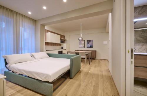 a bedroom with a bed and a dining room at Elegante appartamento - centro Lecco in Lecco