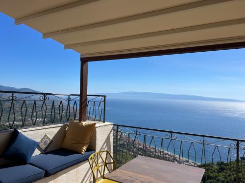 a balcony with a view of the ocean at Domus Mea, Case Vacanza Vista Mare vicino Taormina in Forza dʼAgro