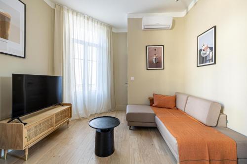 LA SERENITE douceur de la Riviera avec petit balcon au cœur de Cannes