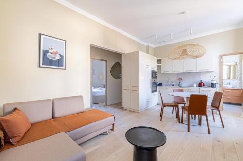LA SERENITE douceur de la Riviera avec petit balcon au cœur de Cannes