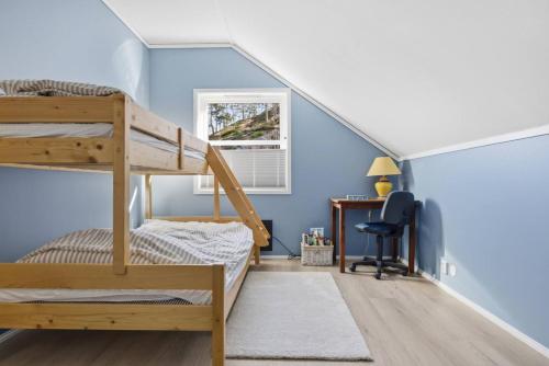 a bedroom with blue walls and a bunk bed at Waterfront Home-Tonsberg in Tønsberg