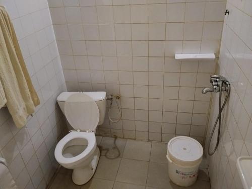 ein kleines Badezimmer mit Toilette und Waschbecken in der Unterkunft Hôtel Bellevue in Natitingou