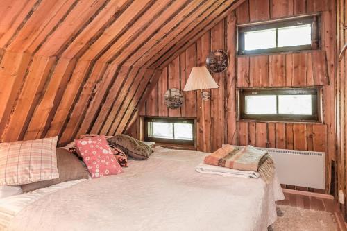 a bedroom with a bed in a wooden cabin at Vacation home 'Örtsylä A' in Salla