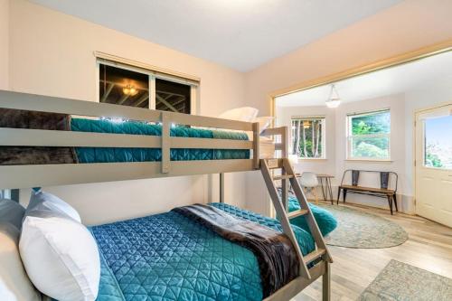 a bedroom with bunk beds in a house at Driftwood Hideaway in Indian Beach