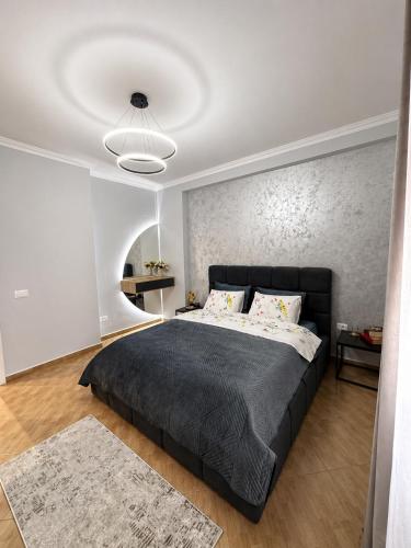 En eller flere senge i et værelse på Dior Apartment