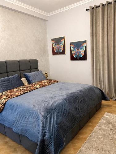 En eller flere senge i et værelse på Dior Apartment