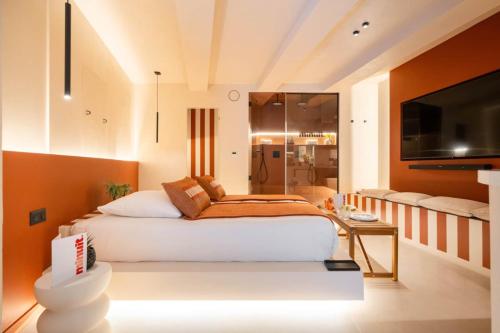 ein Schlafzimmer mit einem großen Bett und einem Fernseher in der Unterkunft minuit - Love Room avec jacuzzi privatif et hammam Marseille Aix in Vitrolles