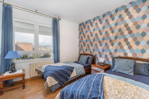 a bedroom with two beds and a window at Casa Francisco y Carmen in Alfarrás