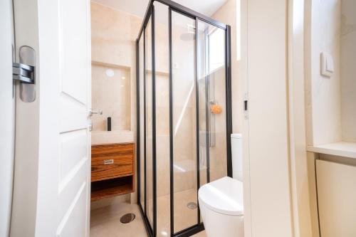 a bathroom with a shower and a toilet at Barcelos Center in Barcelos