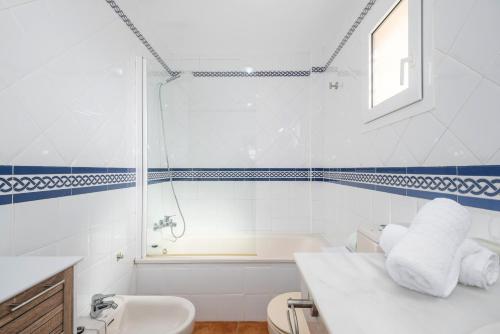 a bathroom with a tub and a toilet and a sink at Atlantico Atico PLUS by Ĥ - Playa Punta del Moral PAHT76P102 in Isla del Moral