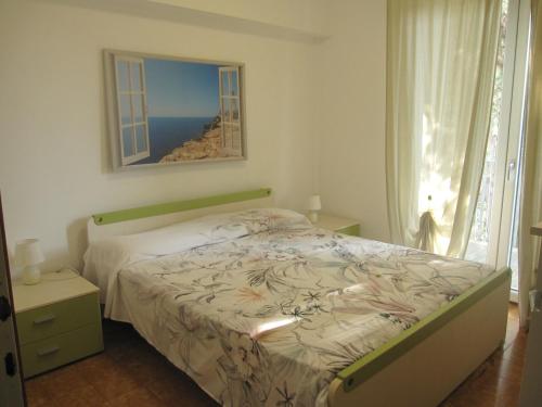 a bedroom with a bed and a window at Appartamento Pineta in Grado