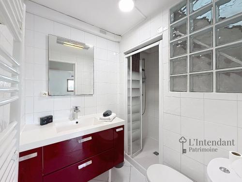 a bathroom with a sink and a toilet and a mirror at Spacieux triplex avec vue mer, proche de Monaco, 54 m2 in Cap d'Ail