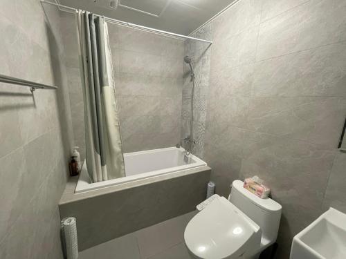 a bathroom with a toilet and a tub and a sink at 哈樓民宿二館 in Lukang