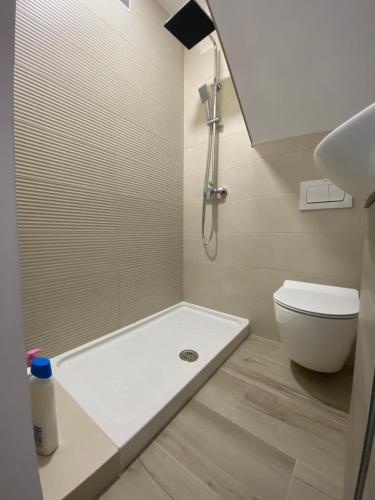 a bathroom with a shower and a toilet at Apartamento centro Cubelles in Cubelles
