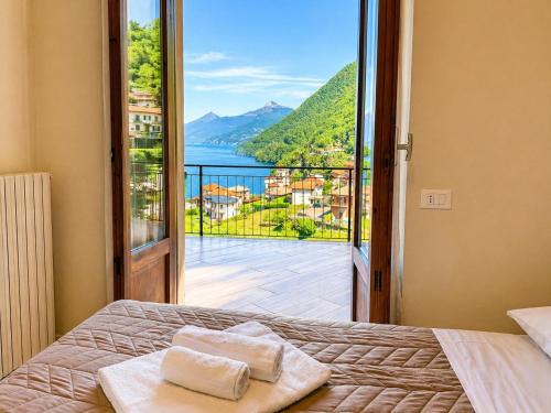 a room with two beds and a view of a balcony at Il Bellavista in Lezzeno