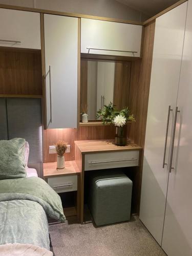 a bedroom with a desk and a bed at Hudsons Pad Sandybay in Newbiggin-by-the-Sea