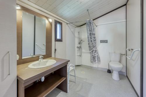 a bathroom with a sink and a toilet at L'Oasis provençale - Joli chalet avec terrasse in Solliès-Toucas