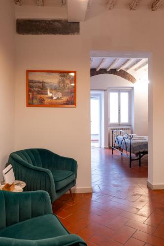 a living room with a green couch and a bed at Rjgal Apartment B&B - Private Courtyard Florence Center in Florence