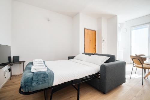 Just Urban Stays - Brand new City Life apartment - 1 min M1 metro