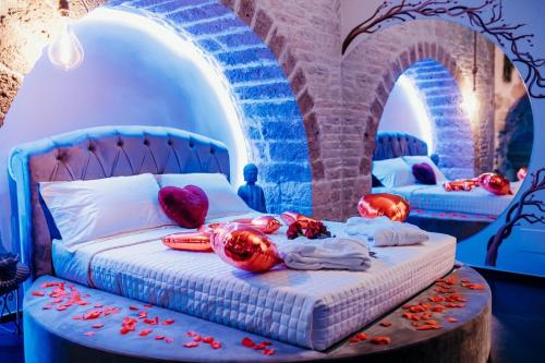 a bedroom with a bed in an archway at Moira Suite in Bitonto