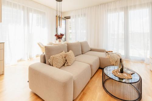 BNB Metropolis Apartment with Garage Parking