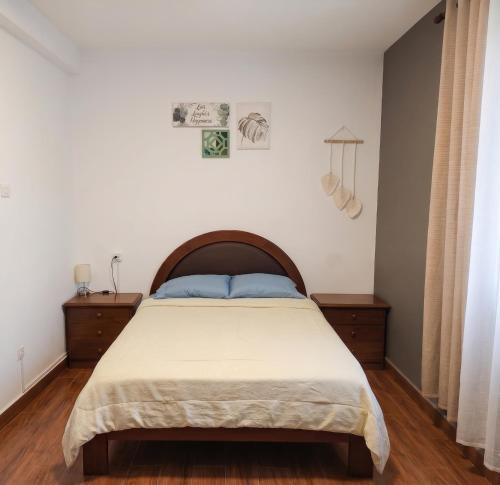 a bedroom with a bed and two night stands at Tu Refugio de Descanso a Pasos de Todo in Cochabamba